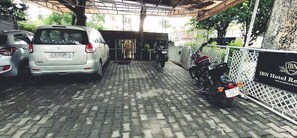 Free self-parking - IBN Hotel (Abu Road)