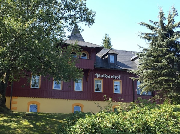 A traditional building with a sign reading "Bolderhof".