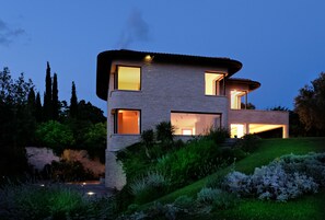 Fachada da propriedade à noite