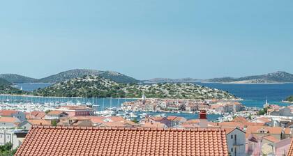 Villa Carrera- modern villa for 10 guests with a pool and hot-tub close to the beach