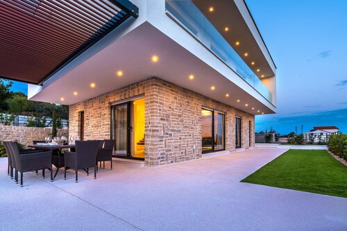 Villa Carrera - moderne Villa für 10 Gäste mit Pool und Whirlpool in Strandnähe