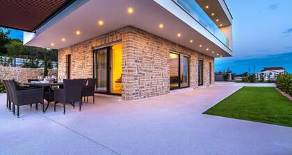 Villa Carrera - moderne Villa für 10 Gäste mit Pool und Whirlpool in Strandnähe