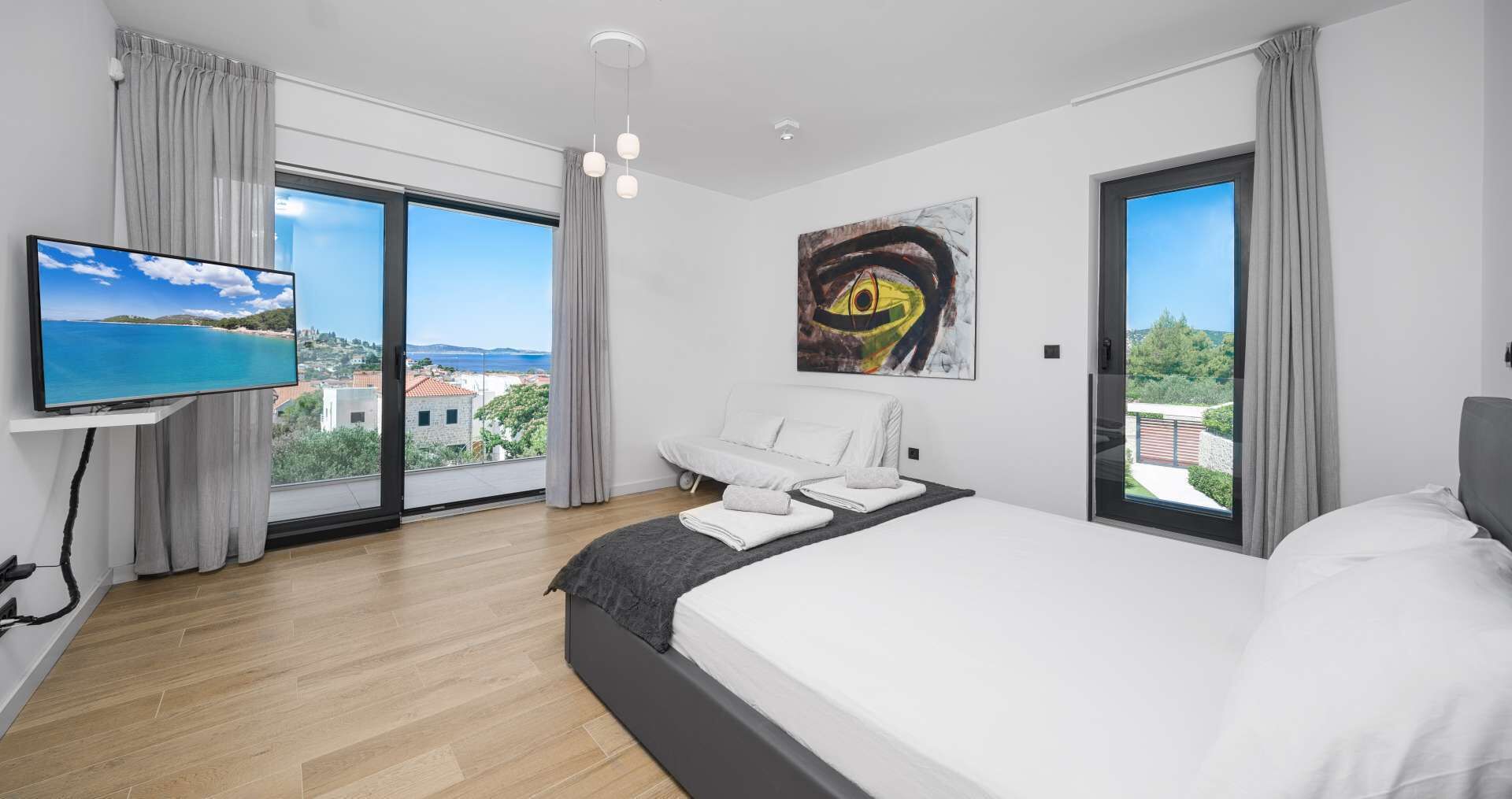 4 bedrooms, iron/ironing board, free WiFi, bed sheets