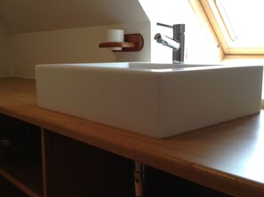 Cottage | Badkamer | Een haardroger, handdoeken