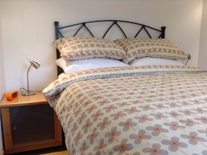 Mökki | 2 makuuhuonetta, yksilöllisesti sisustettu, yksilöllisesti kalustettu