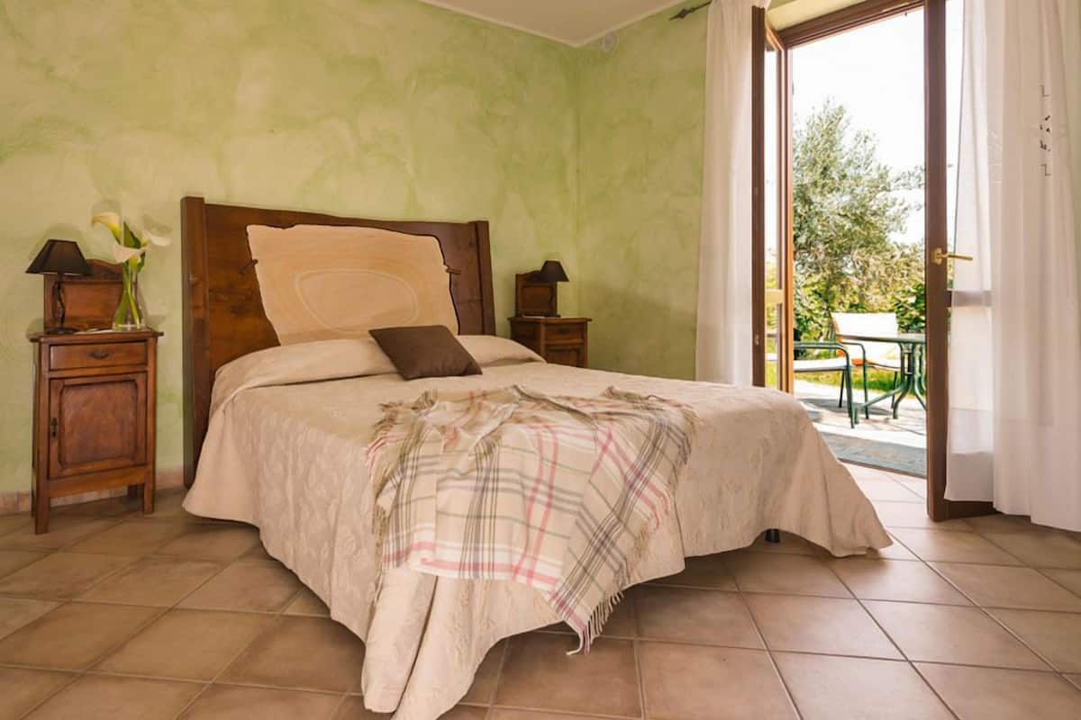 Double Room, 1 Queen Bed, Mountain View, Ground Floor (Kiwi)