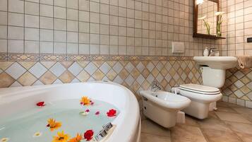 Habitación con 1 cama doble o 2 individuales, planta baja (Mirtillo - external bathroom) | Baño | Artículos de higiene personal gratuitos, secador de pelo, bidé y toallas