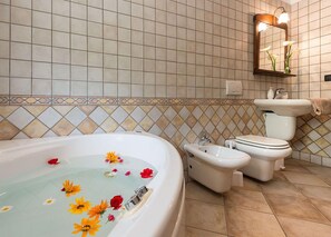 Double or Twin Room, Ground Floor (Mirtillo - external bathroom) | Bathroom | Free toiletries, hair dryer, bidet, towels - B&B Agrialpi (Bricherasio)