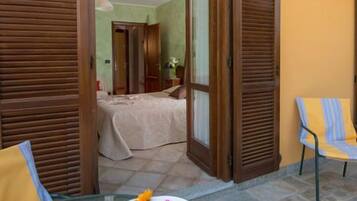 Habitación doble, 1 cama de matrimonio, vistas a la montaña, planta baja (Kiwi) | 1 dormitorio, mobiliario individual, escritorio y cortinas opacas