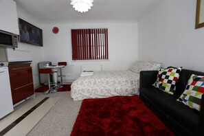 1 bedroom, bed sheets