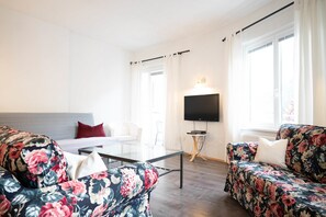 Apartamento familiar, varias camas, vistas a la montaña | Zona de estar | Una televisión de pantalla plana