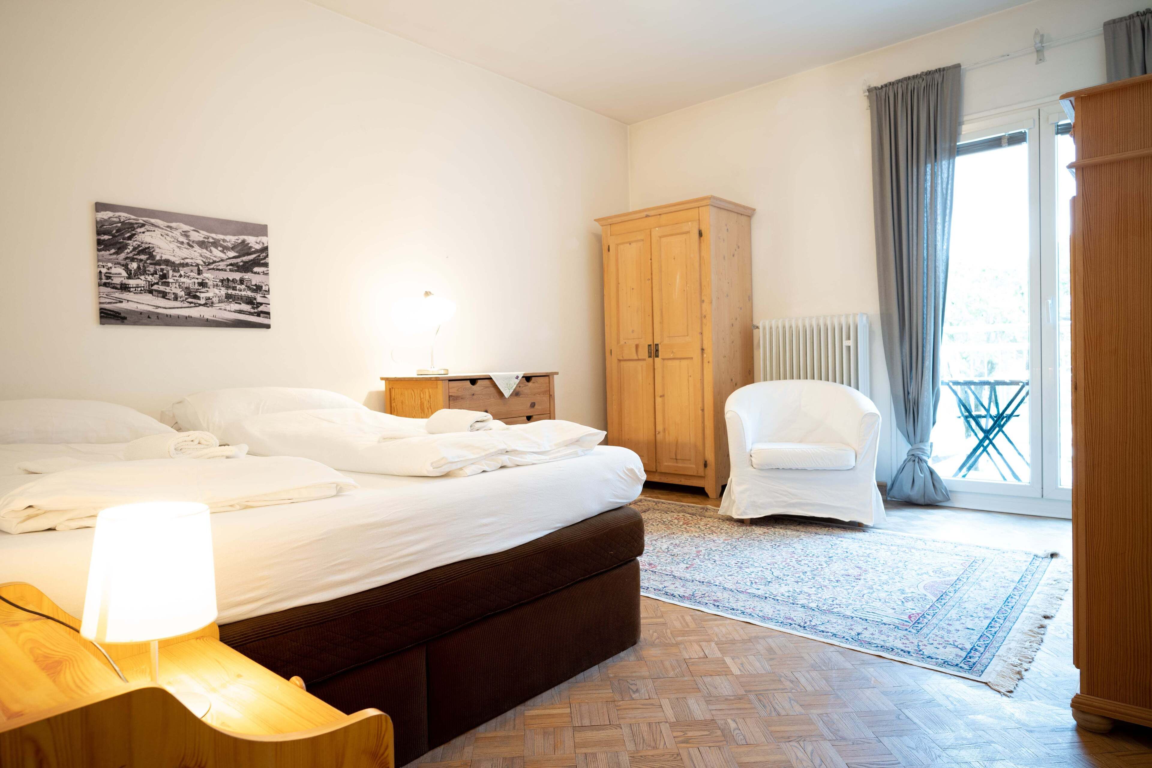 Deluxe-Apartment, Stadtblick | Bügeleisen/Bügelbrett, Zustellbetten, kostenloses WLAN, Bettwäsche