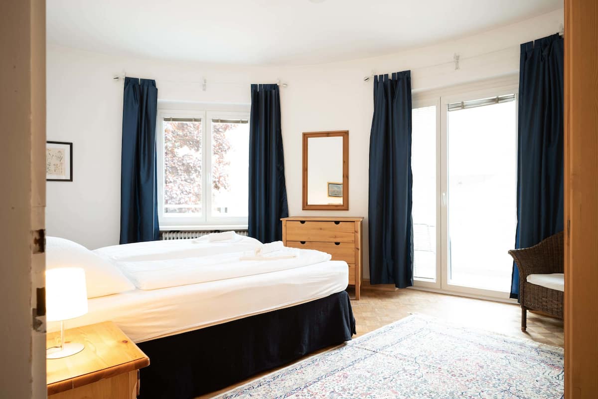 Departamento panorámico, varias camas, vista a la montaña | Tabla de planchar con plancha, camas extra, wifi gratis y ropa de cama