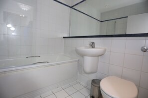 Apartment, 2 Bedrooms | Bathroom | Towels