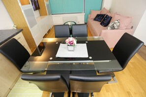 In-room dining - Beautiful 2 beds Woolwich Central Apt (London)