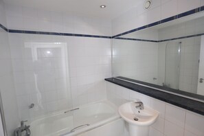 Appartement, 2 chambres | Salle de bain | Serviettes fournies