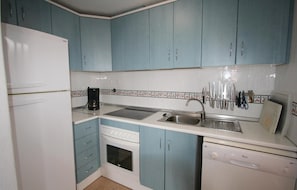 Réfrigérateur, four, plaque de cuisson, lave-vaisselle
