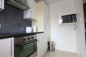 House, 3 Bedrooms | Private kitchen