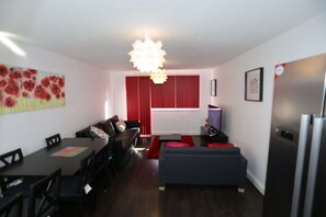 Casa, 3 habitaciones | Área de sala de estar | Televisión de pantalla plana 
