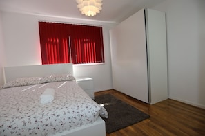 House, 3 Bedrooms | 3 bedrooms, bed sheets - Beautiful 3 Beds House - Thamesmead (London)