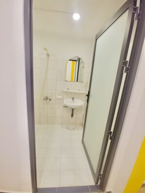 Douche, articles de toilette gratuits, sèche-cheveux, chaussons