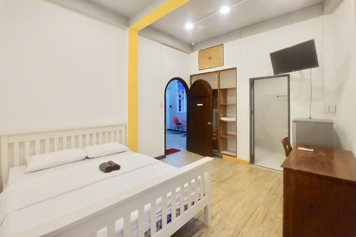 Minibar, desk, rollaway beds, free WiFi