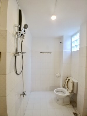 Dusche, kostenlose Toilettenartikel, Haartrockner, Hausschuhe