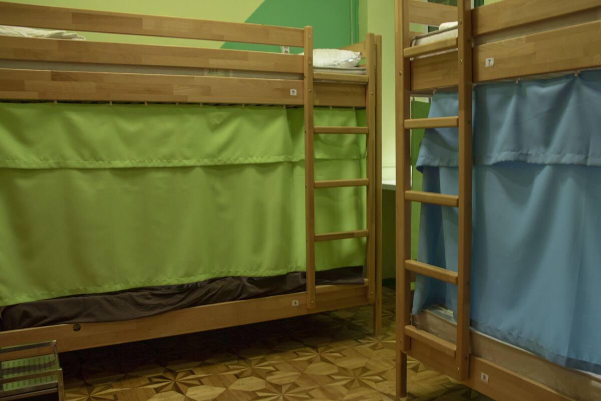 Ropa de cama hipoalergénica, escritorio y cortinas blackout 