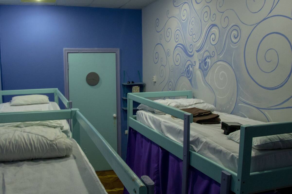 Ropa de cama hipoalergénica, escritorio y cortinas blackout 