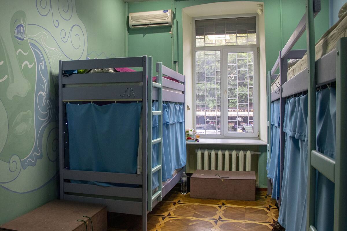 Ropa de cama hipoalergénica, escritorio y cortinas blackout 