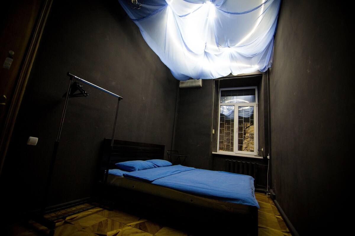 Ropa de cama hipoalergénica, escritorio y cortinas blackout 