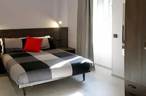 Superior dubbelrum - 1 queensize-säng - bubbelbad (Rossa) | 1 sovrum, minibar, skrivbord och mörkläggningsgardiner