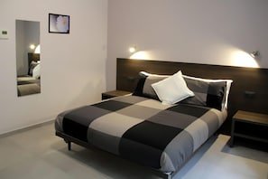 Comfort dubbelrum - 1 queensize-säng (Bianca) | 1 sovrum, minibar, skrivbord och mörkläggningsgardiner