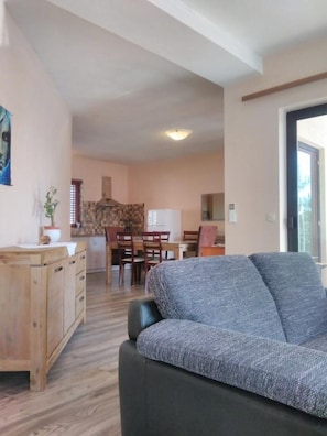 تلفزيون بشاشة مسطحة