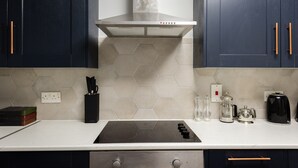 Apartment (2 Bedrooms) | Private kitchen | Fridge, microwave, oven - The Old Station House - Stylish & Central 2bdr Apartment (Oxford)