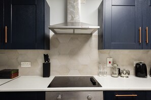 Private kitchen - The Old Station House - Stylish & Central 2bdr Apartment (Oxford)