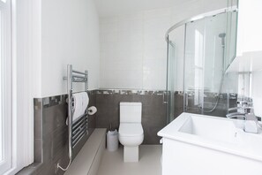 Apartment (1 Bedroom) | Bathroom | Shower, towels - The Mayfair Parade - Trendy 1bdr Pied-a-terre in Central London (London)