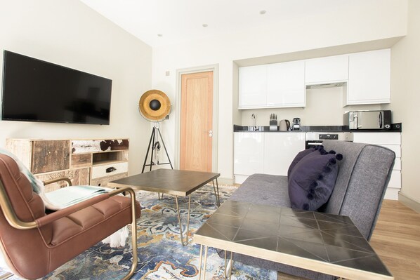 Apartment (1 Bedroom) | Living room | Smart TV - The Mayfair Parade - Trendy 1bdr Pied-a-terre in Central London (London)