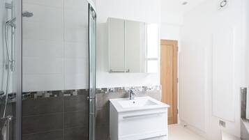 Apartment (1 Bedroom) | Badezimmer | Dusche, Handtücher