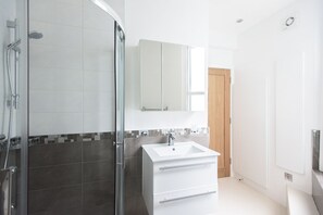 Appartement (1 Bedroom) | Salle de bain | Douche, serviettes fournies