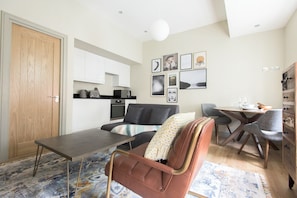 Apartment (1 Bedroom) | Wohnzimmer | Smart-TV