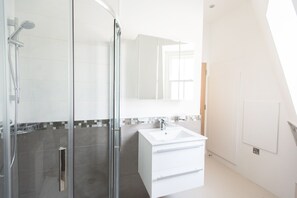 Apartemen (1 Bedroom) | Kamar mandi | Shower dan handuk