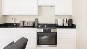 Apartment (1 Bedroom) | Eigene Kochnische | Kühlschrank, Mikrowelle, Ofen, Kochgeschirr/Geschirr/Besteck