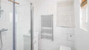 Basic Apartment, 2 Double Beds, Kitchen | Bathroom - Two Bedroom Flat in Deptford (London)