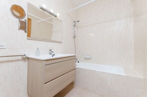 Bathtub, hair dryer, towels - YourHouse Can Miquel, vacation house in Can Picafort, near the beach (Can Picafort)