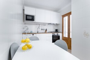 Fridge, microwave, oven, coffee/tea maker
