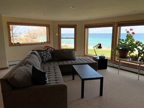 Een televisie, slimme speakers en een stereo