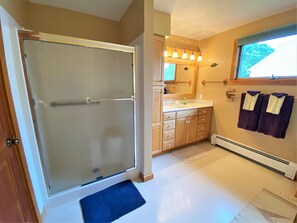Shower, towels - Huron Haven in St. Ignace (Saint Ignace)