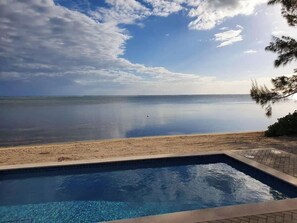 A swimming pool with a view of the sea and a beach. - The peace and tranquility of this cottage Works Wonders on the soul.... (Grand Cayman)