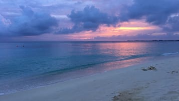På stranden, solsenger og strandhåndklær